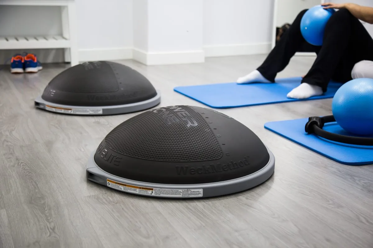 Sala de suelo de Fisios Islas21, con esterillas y material de Pilates